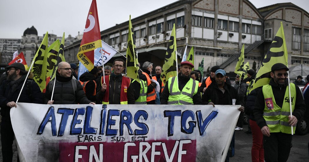 Macron Emeklilik Hesaplaşmasıyla Karşı Karşıya Olurken Fransa Genelinde Grevler ve Protestolar