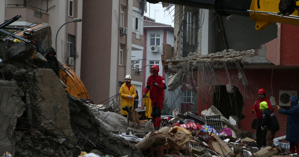 Dünyanın Dört Bir Yanındaki Hükümetler Depremden Sonra Kurtarma Ekipleri Gönderiyor