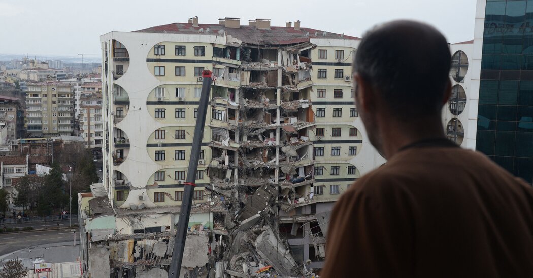 İlk deprem saatlerinden sonra bölgeyi büyütmeyi bir artçı ile etkiledi.