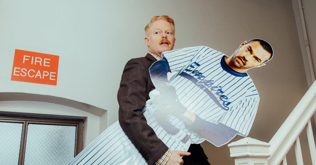 Jesse Tyler Ferguson Şapkasını ‘Beni Çıkarın’