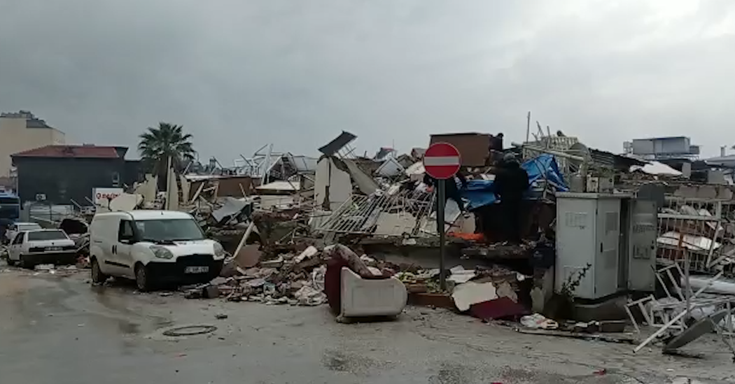 Muazzam bir kurtarma çabasına rağmen, birçok insan yardımı bekliyor.