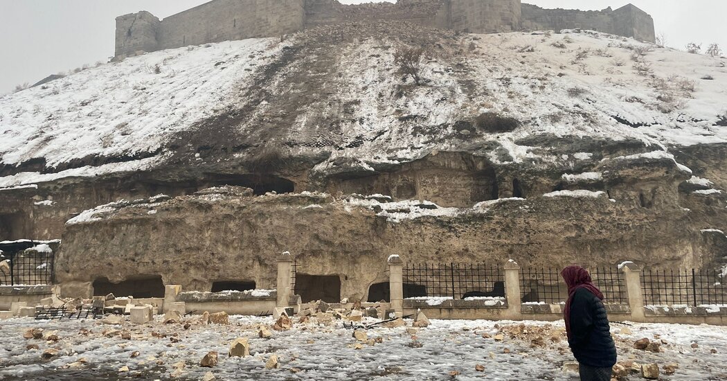 Yaklaşık 2 bin yıldır Gaziantep’in bekçiliğini yapan kaleci ağır hasar gördü.