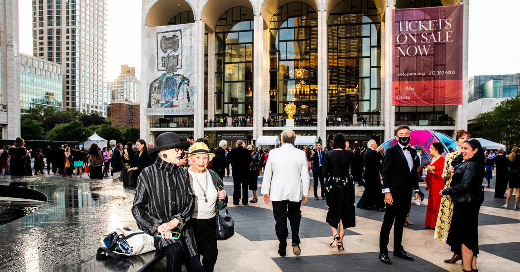 Metropolitan Opera Guild, Mali Sıkıntılar Ortasında Düşecek