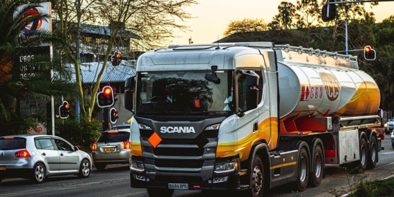 Çatalca Tüneli’nde Tanker Devrildi: Trafik Durdu, Sürücü Yaralı