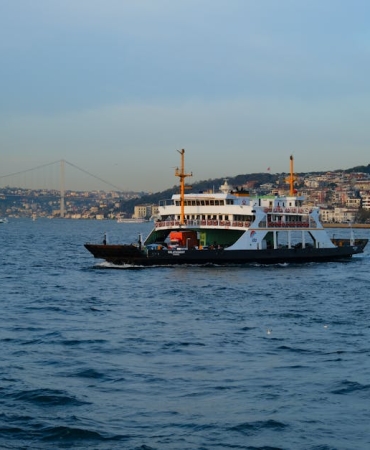 Istanbul-Bogazi8217nda-Suruklenen-Tekne-Emniyete-Alindi-featured