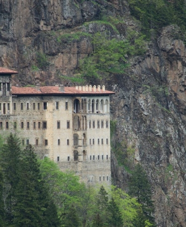 Sumela-Manastiri-Kis-Buyusune-Burundu-Altindere-Vadisi-Beyazlara-Teslim-featured