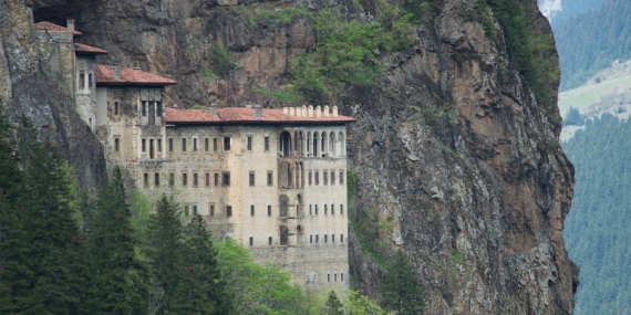 Sümela Manastırı Kış Büyüsüne Büründü, Altındere Vadisi Beyazlara Teslim