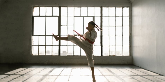 Esenler’de Genç Kızlar Arasında Bıçaklı Kavga: Bir Yaralı, Bir Gözaltı