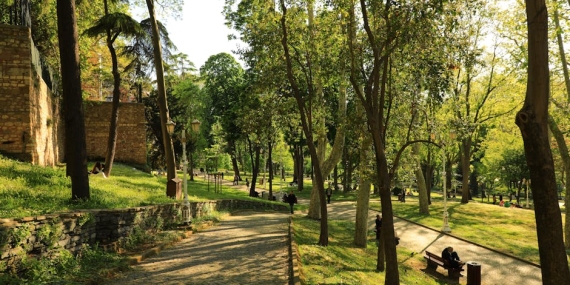İstanbul’un Yeşil Kalbi: Gülhane Parkı Tarih ve Doğayı Birleştiriyor