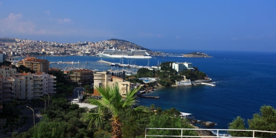 Kuşadası’na Çifte Kruvaziyer Akını: 4.600 Turist Bölge Ekonomisini Canlandırdı